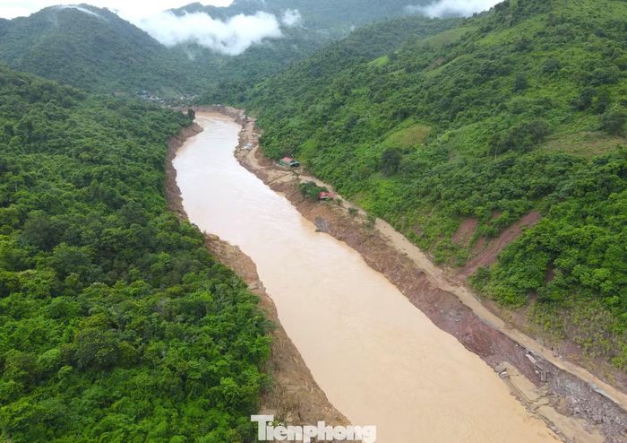 Tuyến đường này từng bị lũ quét năm 2025 cuốn trôi. Sau đó, người dân đã cùng nhau khắc phục để có đường đi. Tuy nhiên, những trận mưa lớn vừa qua tiếp tục khiến nhiều đoạn bị sạt lở, đất đá tràn xuống mặt đường. Trong ảnh, đoạn đường từ trung tâm xã Mỹ Lý đi các bản bị lũ hồi năm 2025 cuốn hư hỏng nghiêm trọng.