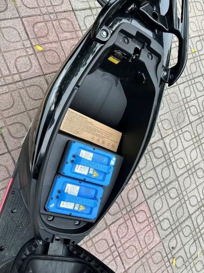 Hai pin trên Kinet có tổng dung lượng 3 kWh, cho phạm vi di chuyển tới 145 km.