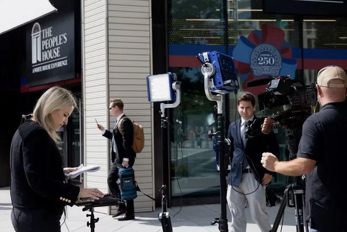  Phóng viên CNN, MS NOW và Politico không được phép tiếp cận Nhà Trắng. Ảnh: Reuters.. 