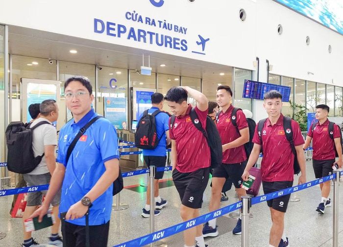 Đội tuyển Việt Nam lên đường sang Indonesia sáng 23/9
