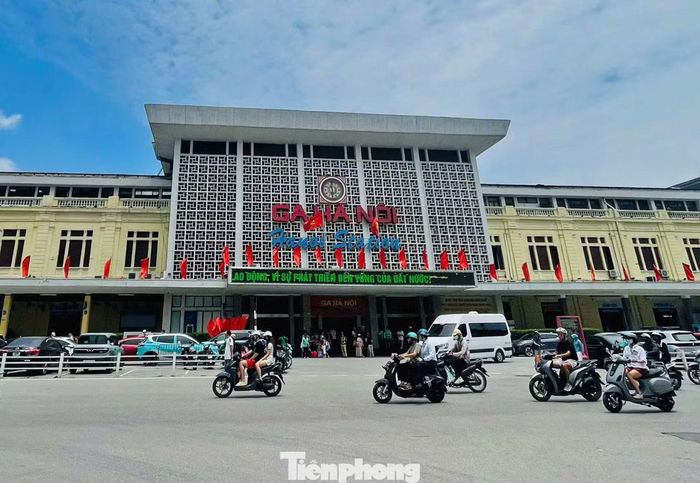 Ga Hà Nội được xây dựng, khai thác 120 năm. Ảnh: Lộc Liên.
