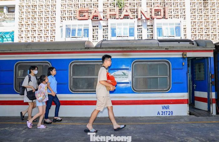 Hành khách đi tàu tại ga Hà Nội. Ảnh: Lộc Liên.