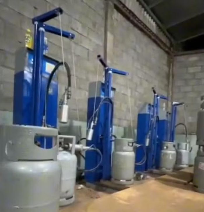 Sang chiết gas trái phép trong nhà xưởng bị phát hiện.