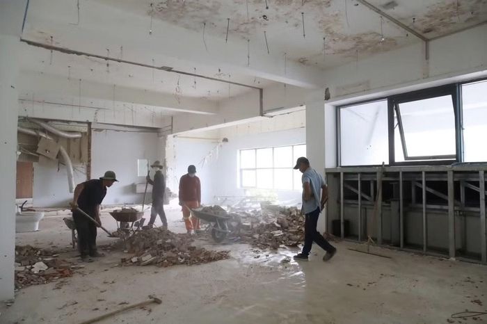 Trường Tiểu học - THCS - THPT Lê Thị Riêng thời điểm đang cải tạo trước thềm năm học mới. Ảnh: Anh Nhàn.