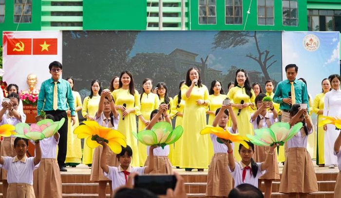 Thầy và trò Trường Tiểu học - THCS - THPT Lê Thị Riêng trong năm học mới ở ngôi trường mới. Ảnh: Huế Xuân.