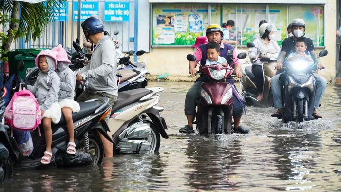 Phụ huynh đưa con đi học sáng 23/9