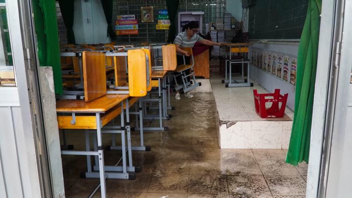 Sau cơn mưa tối 23/9, các phòng học ở tầng trệt đều ngập nước