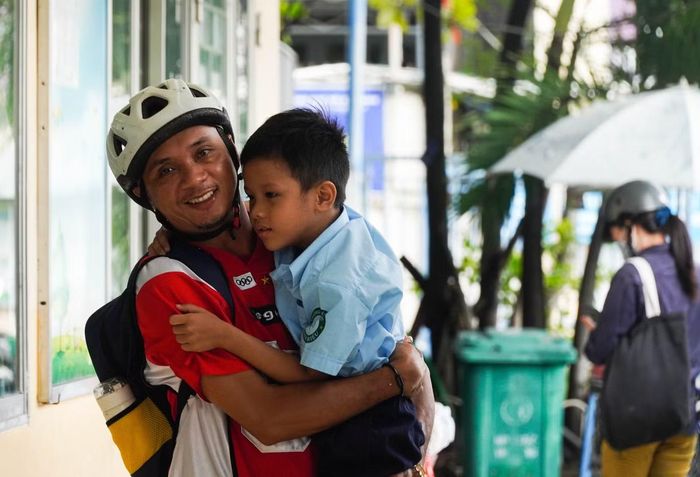 7 giờ 30 phút, anh Thành Nhân bồng con đến lớp. "Nước còn ngập sâu quá nên tôi đưa con về nhà cho an toàn. Khi nào cô giáo thông báo nước rút thì tôi chở con vào lại", anh Nhân nói.