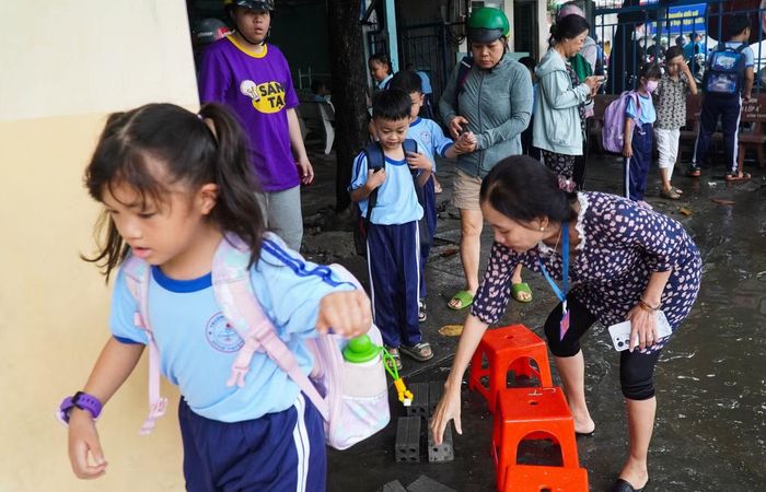 Cô Như Hoa, Phó Hiệu trưởng xếp gạch và ghế để học sinh "vượt lũ", đi vào lớp an toàn