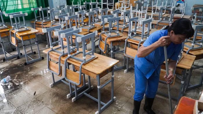 Bùn đất đóng thành lớp dày rất khó dọn rửa