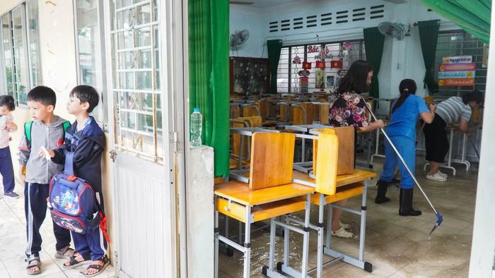 Học sinh đã đến lớp nhưng thầy cô giáo vẫn còn dọn dẹp