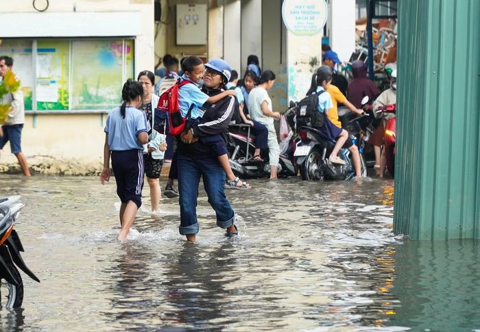 Nước ngập khiến nhiều phụ huynh không an tâm để con tự đi vào lớp