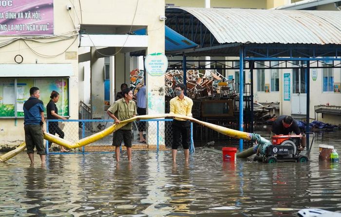 Mỗi người một tay hỗ trợ nhà trường thoát nước