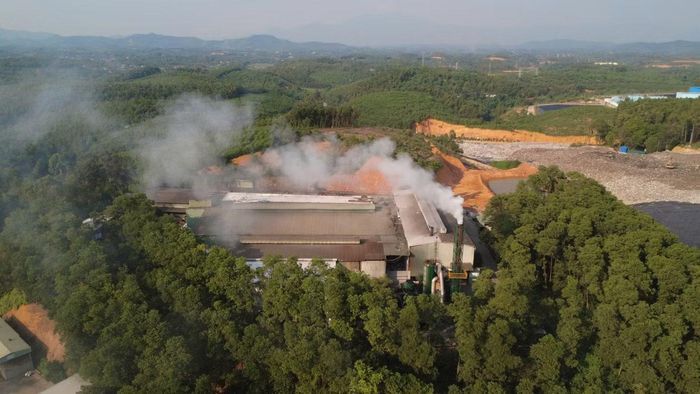 Theo hồ sơ, Phú Minh Vina ký 4 hợp đồng để vận chuyển, xử lý tro xỉ lò đốt và chất thải rắn công nghiệp thông thường. Tổng khối lượng theo sổ sách, chứng từ doanh nghiệp cung cấp khoảng 10.582,8 tấn. Tuy nhiên, kết quả thanh tra cho thấy số chất thải này chủ yếu được vận chuyển từ xưởng số 2 của Nhà máy Phú Minh Vina đến bãi rác của Xí nghiệp xử lý chất thải Trạm Thản, thuộc Công ty CP Xử lý chất thải Phú Thọ.