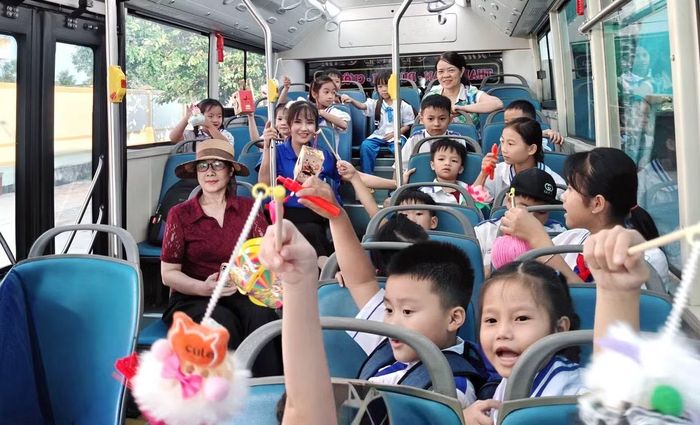 Các em học sinh vui vẻ đến trường học.