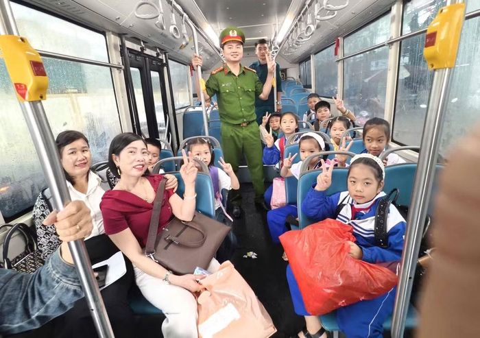 Hàng ngày, 3 xe ô tô của trường sẽ đến tận nhà đón các em học sinh và đưa về vào cuối buổi chiều.