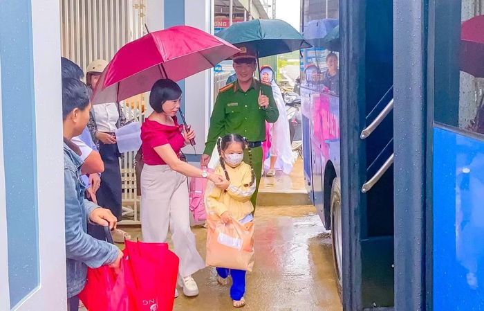 Nhà trường và chính quyền địa phương sẽ tiếp tục vận động phụ huynh để các em học sinh được đi học.