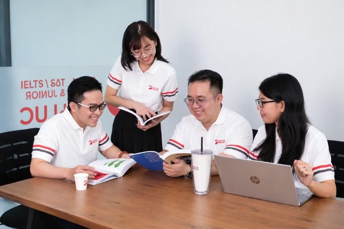 “Tứ quý 9.0” nằm trong nhóm biên soạn giáo trình Linearthinking độc quyền tại DOL English - Ảnh: VINH SAN