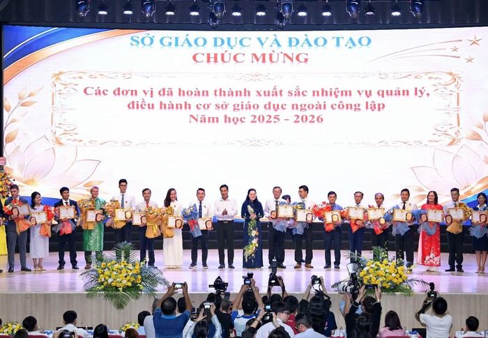 DOL English năm thứ hai liên tiếp được Sở Giáo dục & Đào tạo TP.HCM trao tặng bằng khen Hoàn thành xuất sắc nhiệm vụ quản lý, tổ chức dạy và học năm học 2025–2026 - Ảnh: H.QUÂN
