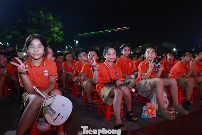 Người dân và các em thiếu nhi hào hứng tham dự chương trình