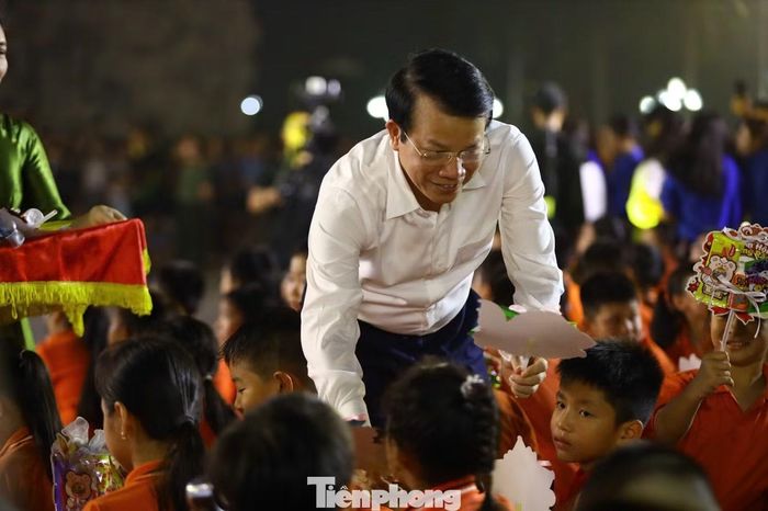 Lãnh đạo tỉnh Thái Nguyên tặng quà Trung thu cho các em thiếu nhi