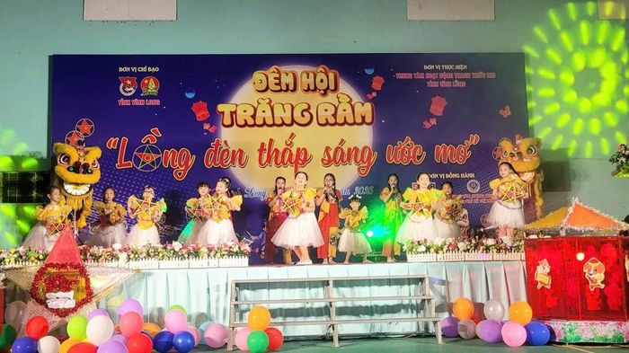Đêm hội trăng rằm “Lồng đèn thắp sáng ước mơ” đến với thiếu nhi khó khăn tỉnh Vĩnh Long.