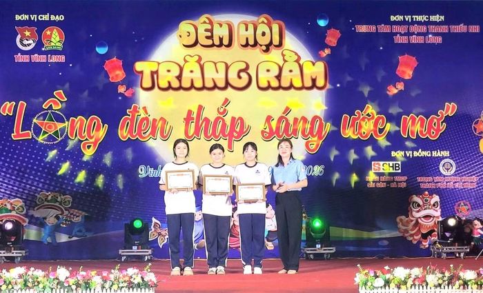 Chương trình mang đến nhiều phần quà hỗ trợ các em thiếu nhi có hoàn cảnh khó khăn.
