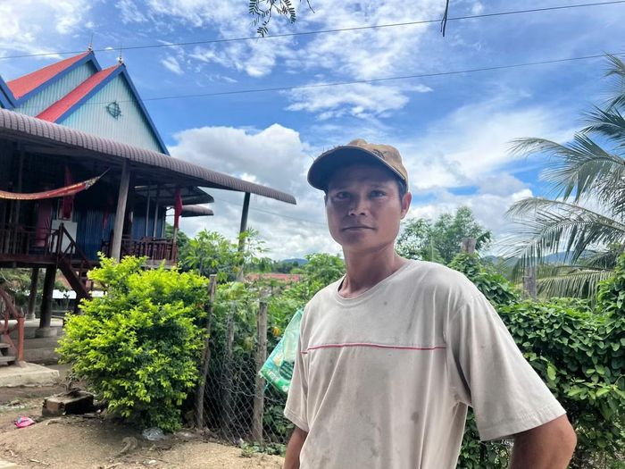 Ông Đinh Teh (bên trái) và Đinh Tố không biết chữ nhưng lại đứng tên đơn xin trồng diện tích lớn cây keo.