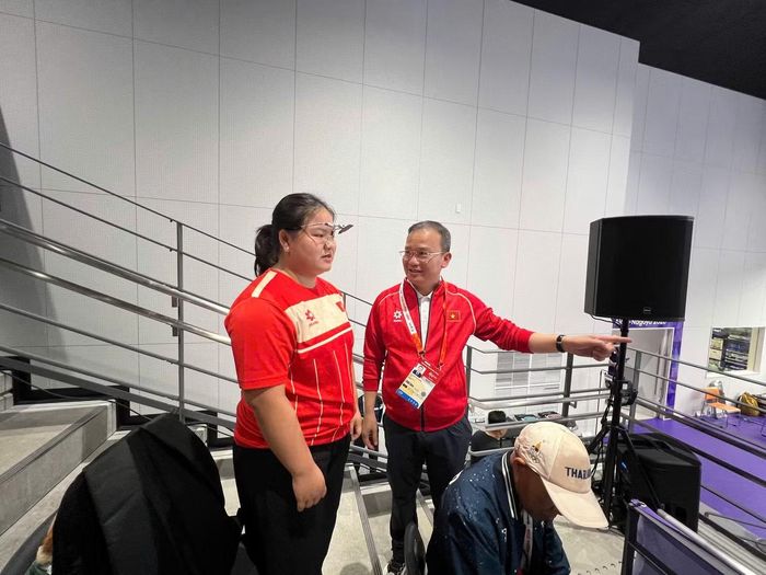 Trưởng đoàn TTVN tại Asiad 20, Phó Cục trưởng cục TDTT Nguyễn Hồng Minh và Thuỳ Trang tại nhà thi đấu môn bắn súng (ảnh B.L)