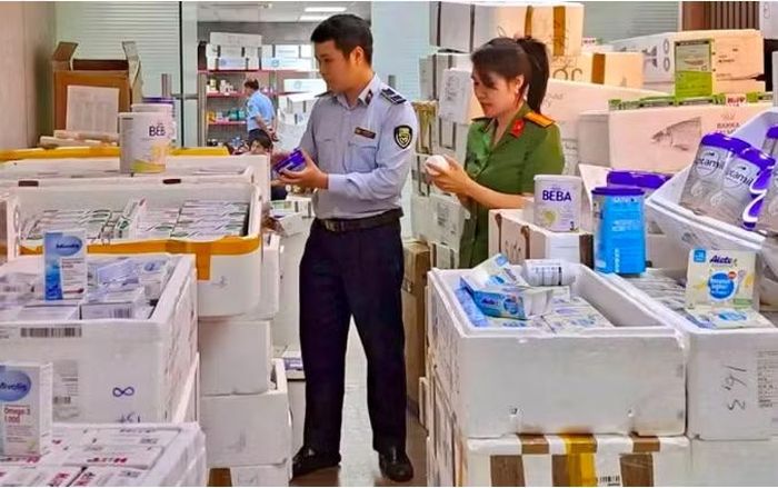 Lực lượng chức năng kiểm tra, thu giữ sữa giả.