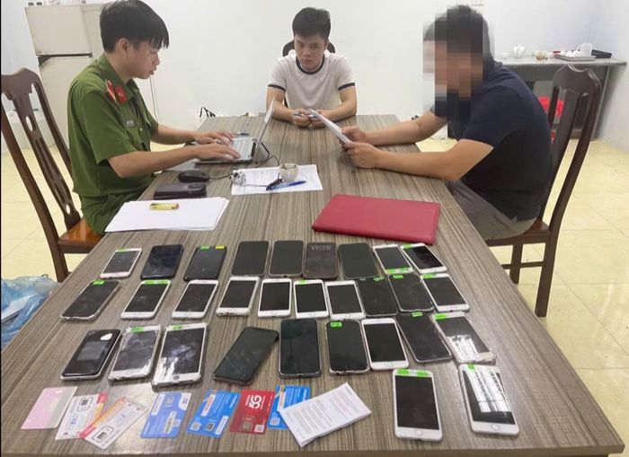Nhóm lừa đảo chuẩn bị kịch bản, sử dụng sim và rất nhiều điện thoại để liên lạc lừa đảo các nạn nhân.