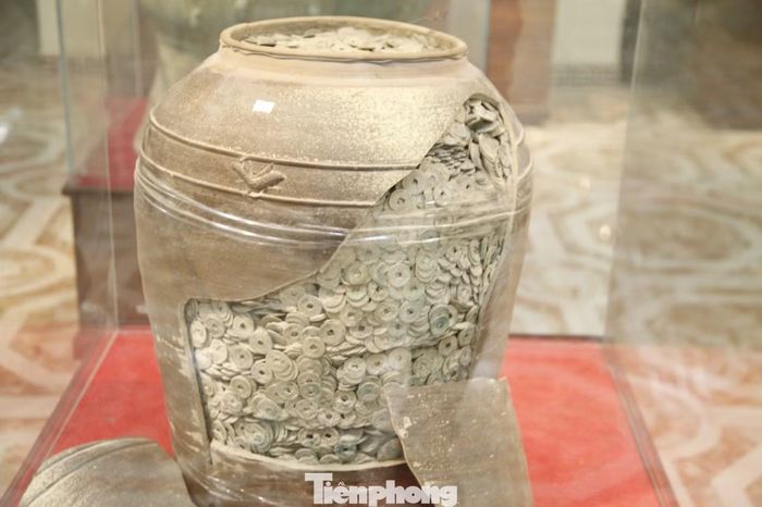 Loại tiền trong chum này có từ thời nhà Đường đến nhà Tống (Trung Quốc), niên đại từ thế kỷ thứ VII đến thế kỷ XIII. Chum tiền cao 56 cm, đường kính miệng 30 cm. Tiền bằng đồng.