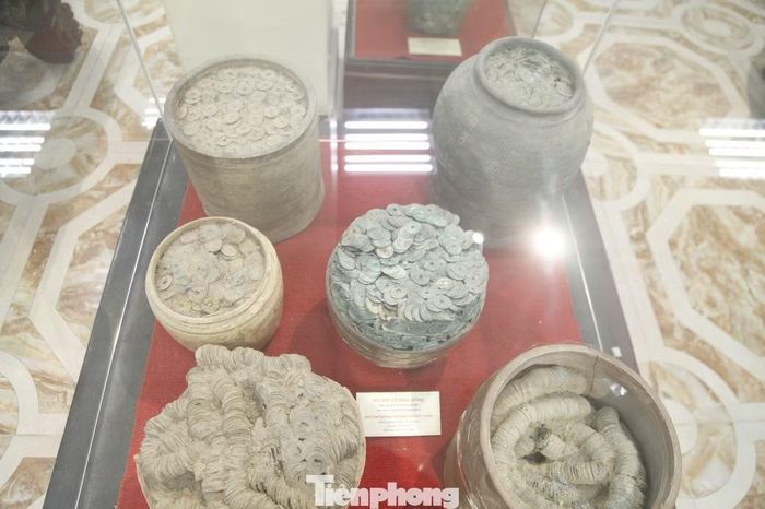Các hũ tiền cổ này (tiền xu bằng đồng) có từ thời Lê (Việt Nam) và thời Tống (Trung Quốc). Tùy từng hũ tiền mà có đường kính và chiều cao khác nhau.