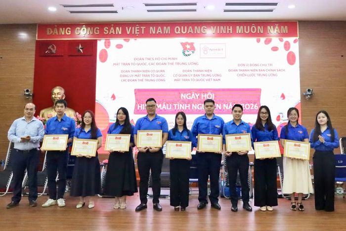 Đoàn Thanh niên Mặt trận Tổ quốc, các đoàn thể Trung ương trao Bằng khen cho 4 tập thể và 12 cá nhân có thành tích xuất sắc trong phong trào Hiến máu tình nguyện giai đoạn 2025-2026.