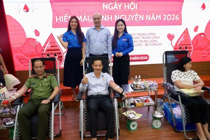 Ông Nguyễn Thái Học - Phó Bí thư Đảng ủy Mặt trận Tổ quốc, các đoàn thể Trung ương tham gia hiến máu trong sáng 23/9.