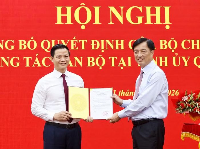 Trưởng Ban Tổ chức Trung ương Nguyễn Duy Ngọc trao quyết định của Bộ Chính trị cho ông Vương Quốc Tuấn. (Ảnh: TTXVN)