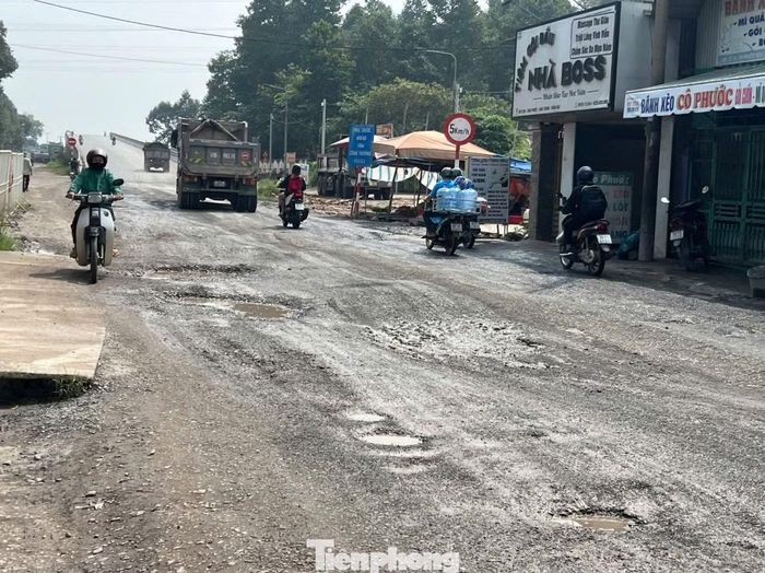 Việc chỉ đổ đá, san gạt lấp các ổ voi, ổ gà trên các tuyến đường, chỉ sau vài trận mưa tuyến đường vẫn nguyên như cũ.