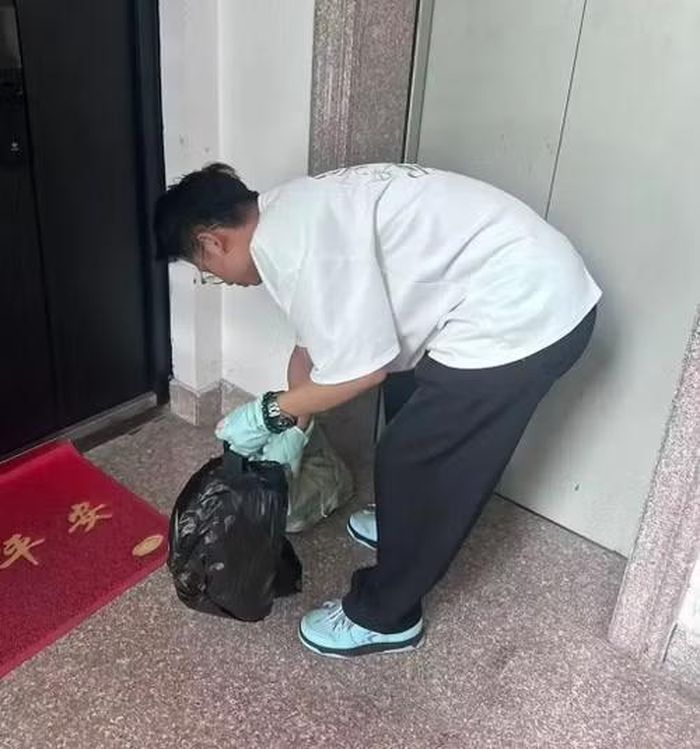Việc thu gom rác thải sinh hoạt theo giờ cố định khiến dịch vụ đổ rác hộ trở thành cứu cánh cho nhân viên công sở.