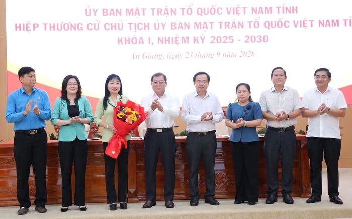 Thường trực Ủy ban MTTQ Việt Nam tỉnh An Giang tặng hoa chúc mừng bà Trần Thị Thanh Hương. (Ảnh: Nhật Huy)
