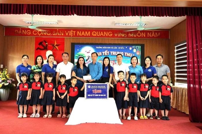 Đoàn công tác thăm, tặng quà các cháu Trường Mầm non Hà Lầm nhân dịp Tết Trung Thu