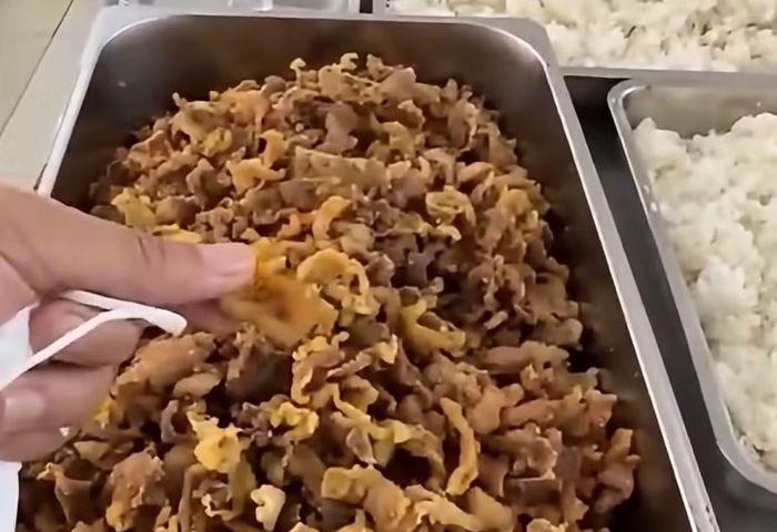 Hình ảnh thức ăn của học sinh được cho là toàn tóp mỡ. Ảnh: cắt từ video