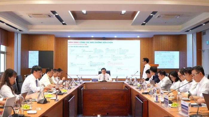 Ông Lê Văn Danh - Tổng giám đốc EVNGENCO3 (giữa) chủ trì buổi làm việc