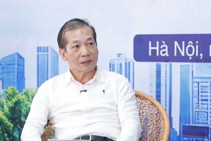 Ông Phạm Ngọc Toàn, Phó Tổng Giám đốc Công ty TNHH MTV Thoát nước Hà Nội cho rằng các hồ điều hòa mới đã bổ sung không gian chứa hàng triệu mét khối nước, giúp hệ thống hạ nhiệt nhanh áp lực ngập úng từ thượng lưu - Ảnh: Tùng Đoàn.