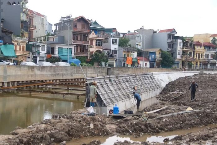 Sau hơn 10 năm khởi công, dự án cải tạo kênh La Khê đang đẩy nhanh tiến độ hoàn thiện nhiều hạng mục, từng bước hoàn chỉnh hạ tầng tiêu thoát nước cho khu vực phía Tây Hà Nội.