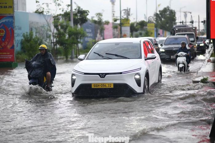 Tại khu vực chân cầu Ba Son (phường An Khánh), mưa lớn khiến đoạn đường dài gần 100 m, từ đường Trần Bạch Đằng đến đường D1, ngập hơn một giờ.