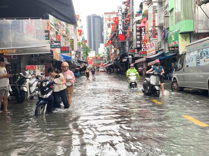 Theo người dân, mưa lớn với cường độ cao trong thời gian ngắn khiến nước không kịp thoát, nhiều tuyến đường nhanh chóng ngập cục bộ. Một số phương tiện lưu thông qua khu vực bị chết máy.