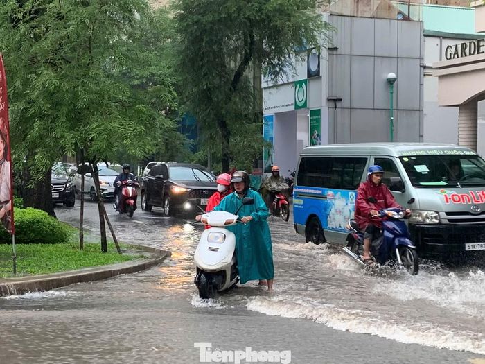 “Mưa khiến nước dâng rất nhanh, việc đi lại gặp nhiều khó khăn. Do không biết đoạn đường này đang ngập nên tôi chạy xe qua và bị chết máy”, chị Như Quỳnh, ngụ phường Cầu Ông Lãnh, cho biết.