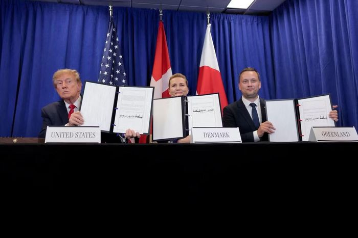 (Từ trái sang phải) Tổng thống Mỹ Donald Trump, Thủ tướng Đan Mạch Mette Frederiksen và Thủ hiến Greenland Jens-Frederik Nielsen tại lễ ký kết ba bên về thỏa thuận an ninh của Greenland, diễn ra trong khuôn khổ kỳ họp thứ 81 của Đại hội đồng Liên Hợp Quốc tại thành phố New York (Mỹ), ngày 22/9. (Ảnh: Reuters)