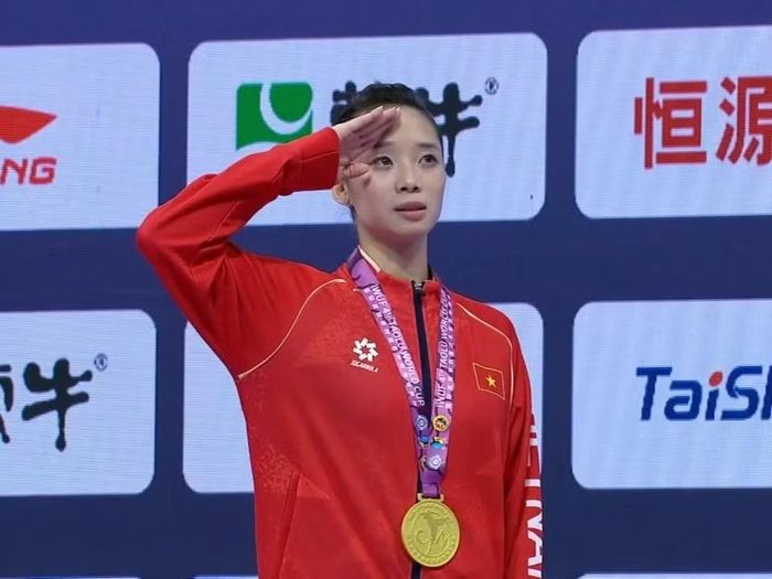 Dương Thúy Vi có cá tính độc lập và mạnh mẽ từ khi còn nhỏ. Năm 2008, Dương Thúy Vi bị chấn thương dây chằng khá nặng nhưng không chịu từ bỏ wushu.