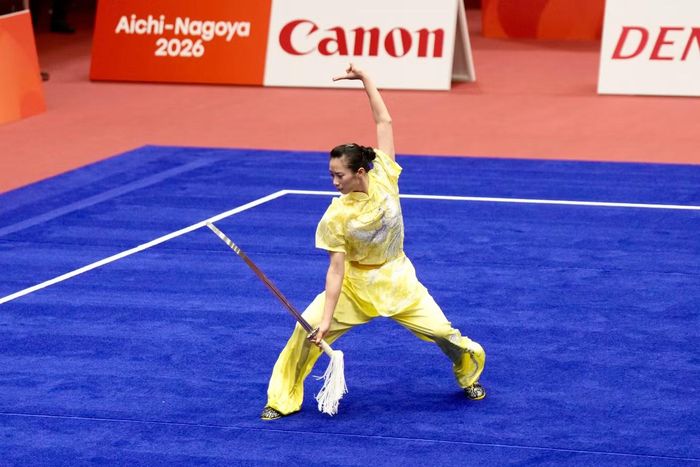 Đến buổi chiều, Dương Thúy Vi bước vào nội dung thương thuật, thể hiện tốt bài thi để nhận về 9.710 điểm. Trong khi đó, Geraldine lại thể hiện không tốt bài thi của mình chỉ nhận được 9.596 trong bài thi thương thuật. Với tổng điểm 19.413, Dương Thúy Vi vươn lên vị trí thứ 3 hơn đối thủ Pang Pui Yee của Malaysia (19.390) để nhận chiếc huy chương đồng. Ảnh: Trọng Đạt.